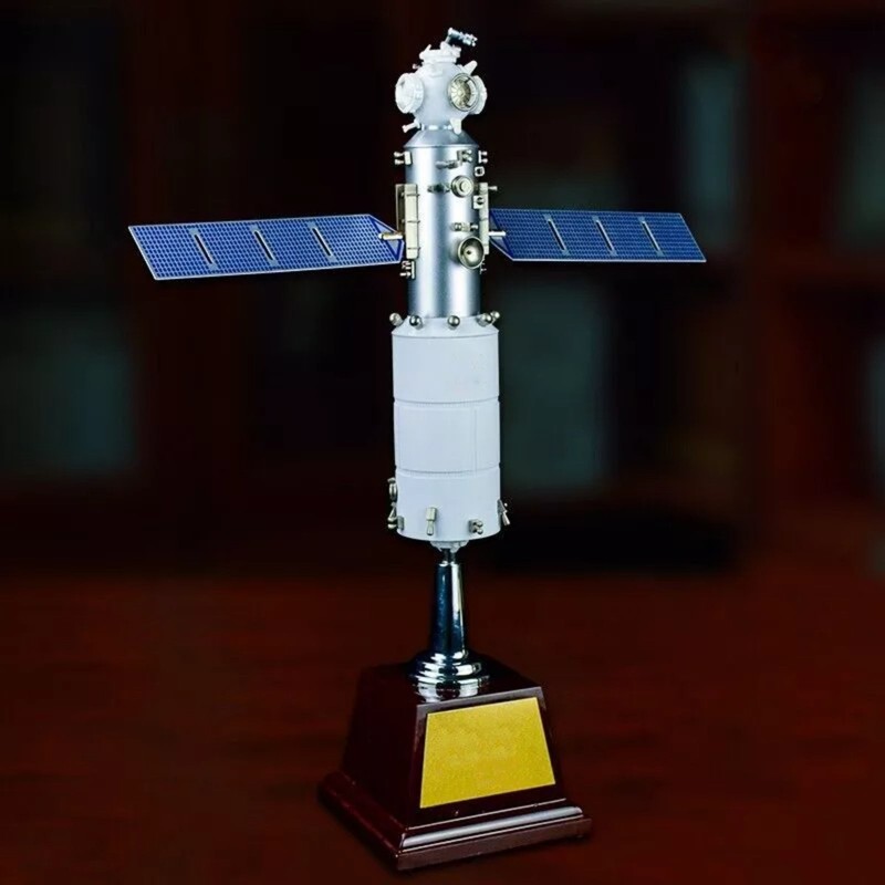 Quality 17.5cm 1/150 China Tianhe Core Module Space Station Spacecraft Model gallery