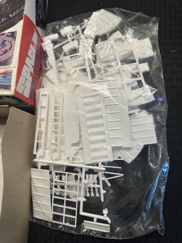 FUNDIMENSIONS 1976 SPACE:1999 ALPHA MOONBASE (18”X12”) KIT Model gallery