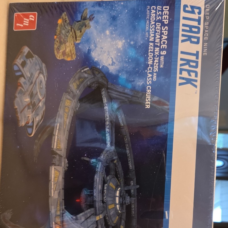 AMT Star Trek Deep Space 9 Model Kit #950 - CLEAR PLASTIC - Factory Sealed.” gallery