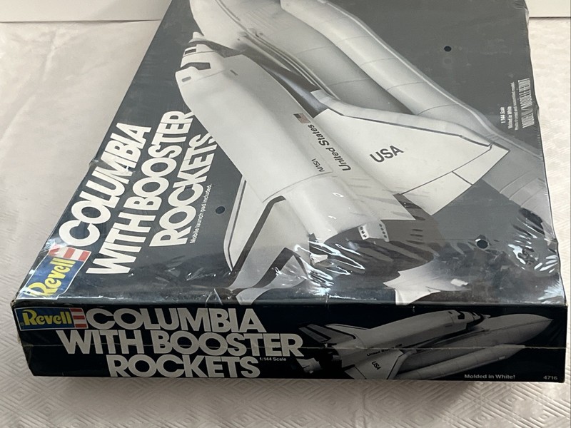 Revel Columbia With Booster Rockets 1/144 Scale Model Kit 4716 & Launch Pad RARE gallery