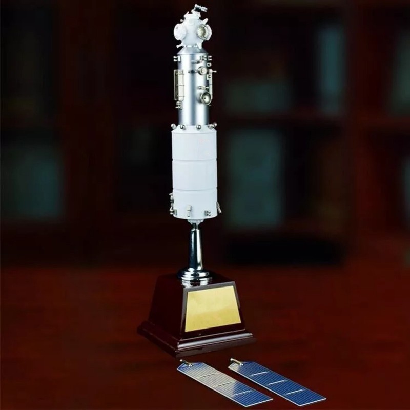 Quality 17.5cm 1/150 China Tianhe Core Module Space Station Spacecraft Model gallery