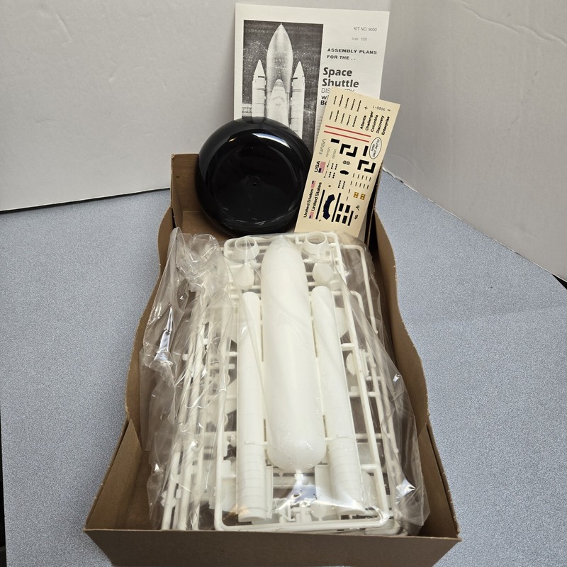 Lindberg Snap-Fit Space Shuttle Model 1/200 Discovery Inner Model Kit gallery