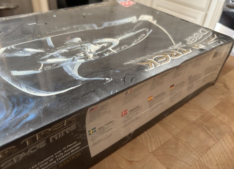 AMT ERTL Star Wars Deep Space Nine Space Station Scale 1/2500 NEW Sealed gallery