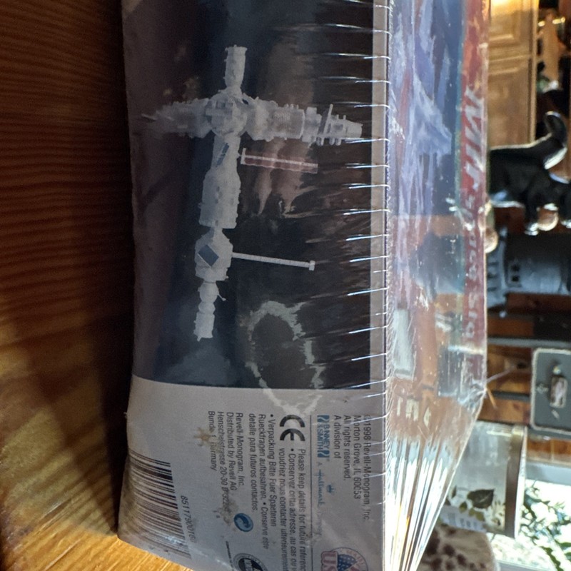 NEW Revell 85-1179 Mir Space Station 1/144 SnapTite Model Kit 1998 Sealed VTG gallery