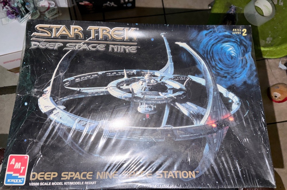NEW Star Trek Deep Space Nine Space Station - 1/2500 Scale AMT Kit 8778 SEALED