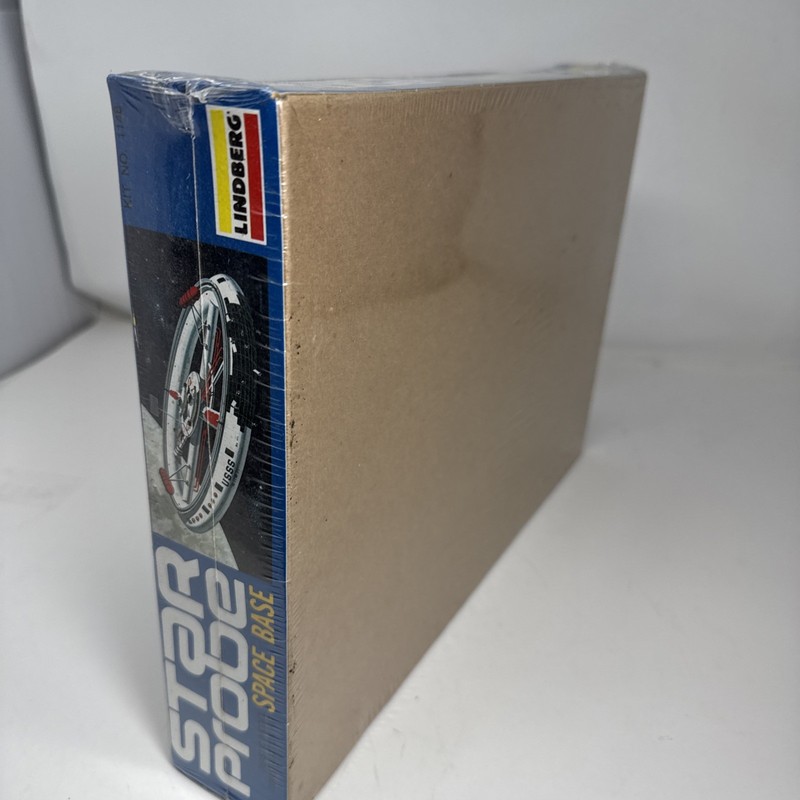 Lindberg Star Probe Space Base Scale Plastic Model Construction Kit SEALED NEW gallery