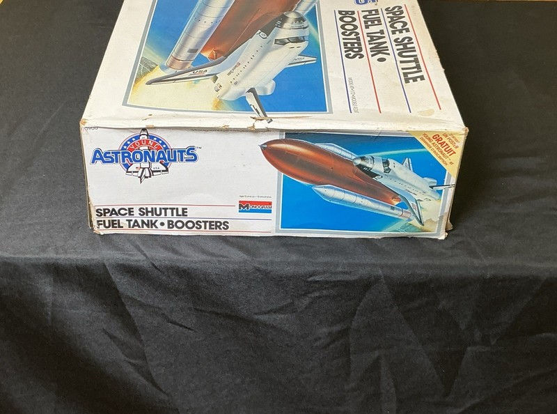 Monogram 1:72 Scale Space Shuttle Fuel Tank Boosters Young Astronaut Model Kit gallery