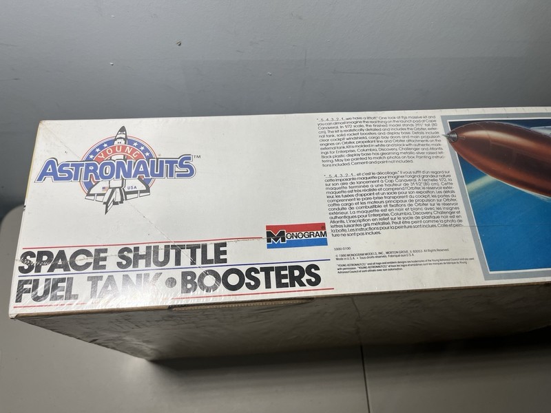 Monogram 1:72 Space Shuttle Fuel Tank Boosters Young Astronaut Model. New, Read gallery