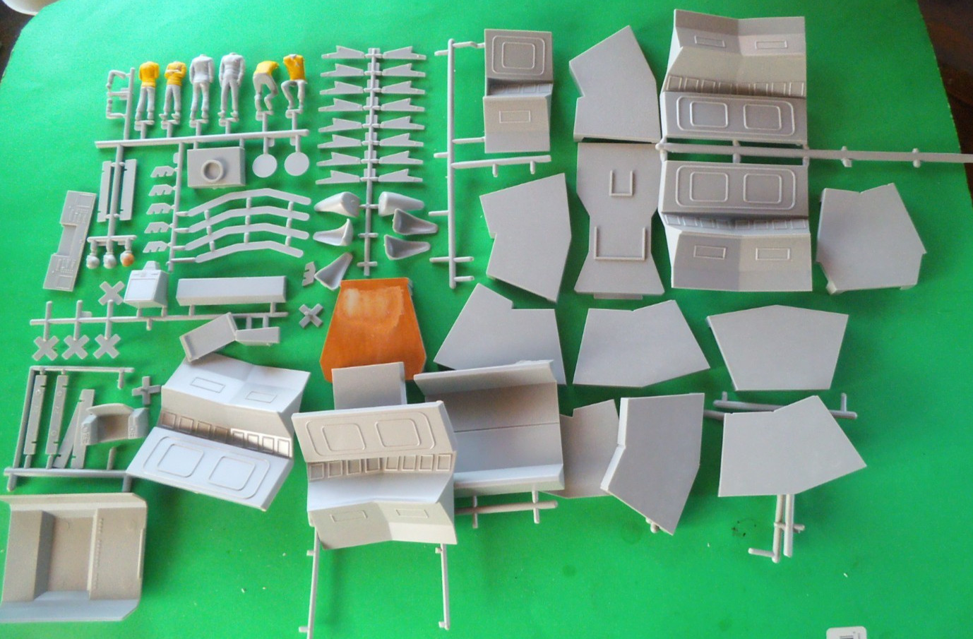 Vintage 1975 AMT Star Trek U.S.S. Enterprise Command Bridge Model Kit Complete gallery