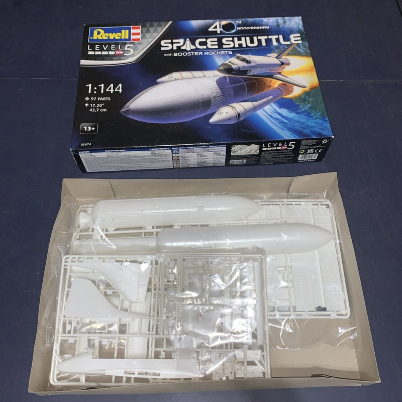 Revell 40th Ann. Space Shuttle With Booster Rockets New gallery