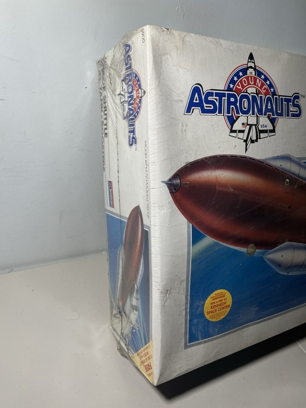 Monogram 1:72 Space Shuttle Fuel Tank Boosters Young Astronaut Model. New, Read gallery