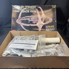 Star Trek Deep Space Nine Space Station DS9 AMT-ERTL 1994 Plastic Model Kit 8778