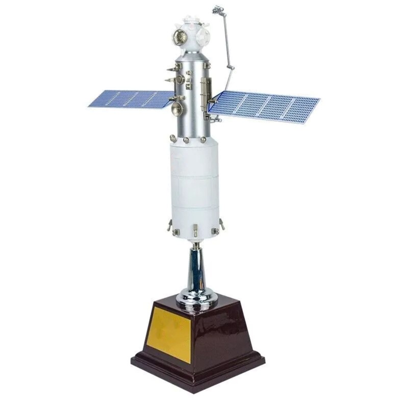 Alloy 1/150 China Tianhe Core Module Space Station Spacecraft Model Decor Craft gallery
