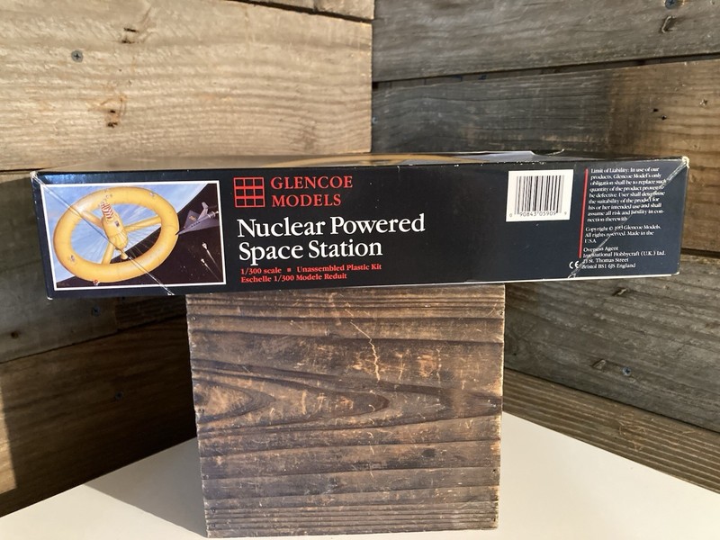 Glencoe 1/300 Scale Nuclear Powered Space Station Open Box gallery